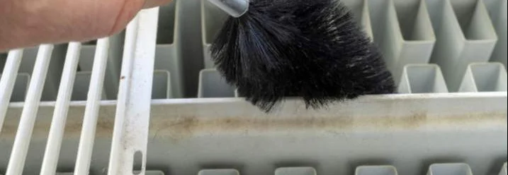 Heizkörperreinigung mit Bürste